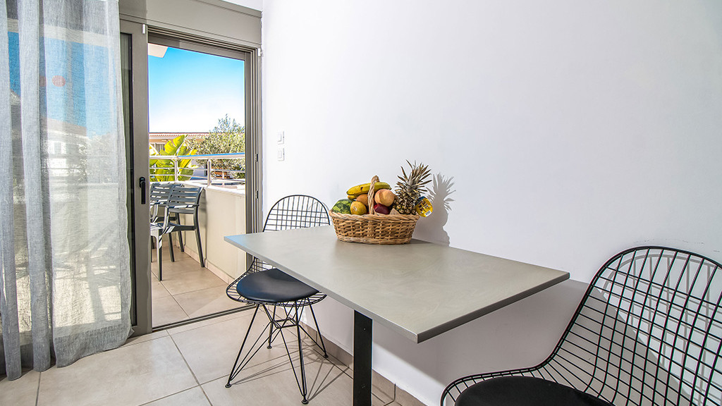 Hillside Studios & Apartments	